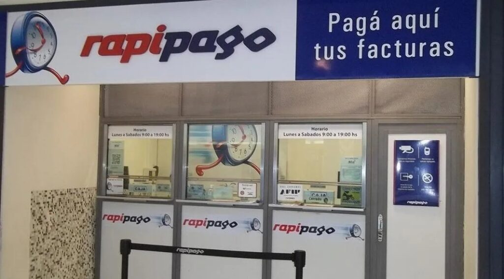 Tarjeta prepaga Prex Argentina: ¿Cómo funciona? Guía completa 2025 Foto de un Rapipago con foco en el mostrador y el comprobante de carga Prex